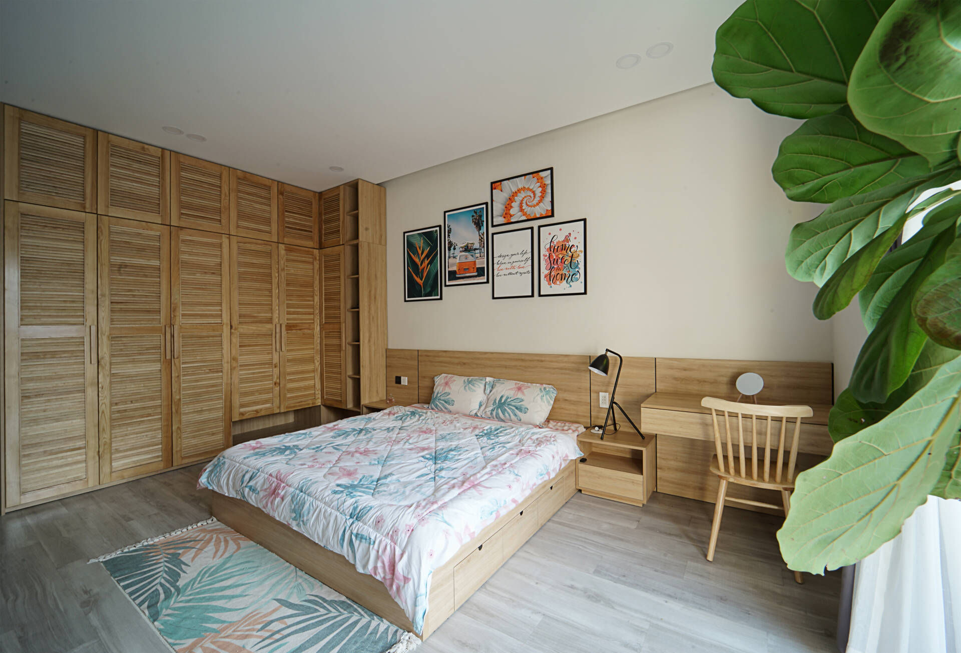 Phòng ngủ chính ở tầng 3 được thiết kế theo phong cách hiện đại với nội thất gỗ mộc mạc, ấm cúng. 