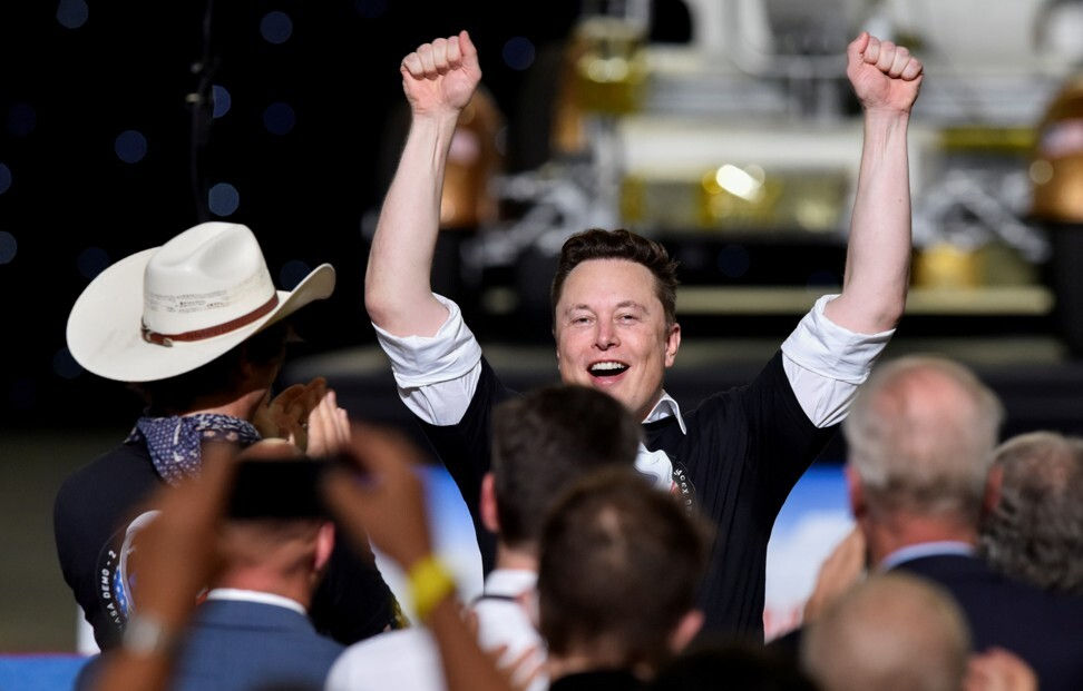   CEO của SpaceX, Elon Musk, ăn mừng cùng anh trai Kimbal Musk (người đội chiếc mũ) sau khi phóng tên lửa SpaceX Falcon 9 và phi thuyền phi hành đoàn Dragon trên tàu SpaceX Demo-2 của NASA đến Trạm vũ trụ quốc tế từ Trung tâm vũ trụ Kennedy của NASA tại Florida.  Ảnh: Reuters.  