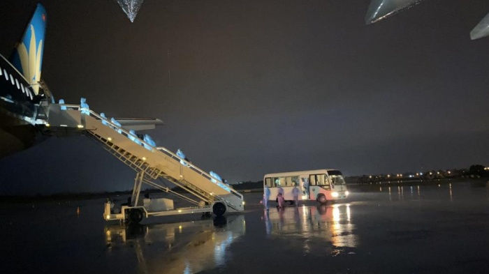 Công dân Việt Nam lên máy bay Vietnam Airlines tại sân bay Bata (Guinea Xích đạo) để di chuyển về Việt Nam. Ảnh: báo Giao Thông.