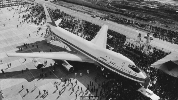 Ngày 30/9/1968, chiếc Boeing 747 đầu tiên được ra mắt trước đám đông hàng ngàn người, tại xưởng Everett, Seattle, Mỹ. Ảnh: Enternews