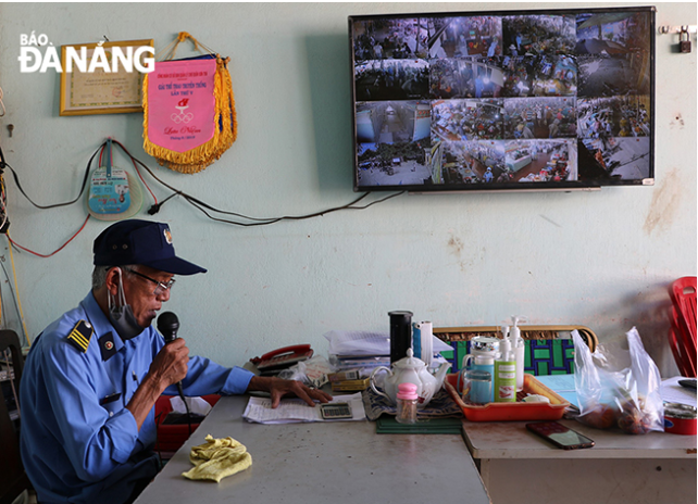 Lực lượng bảo vệ tại chợ Mân Thái (quận Sơn Trà) tăng cường công tác tuyên truyền người dân cần đeo khẩu trang, giữ khoảng cách khi đến chợ nhằm phòng, chống dịch bệnh.