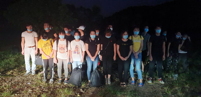 Nhóm 29 công dân Việt Nam bị bắt giữ vào lúc 18h00 ngày 30/7 tại xã Bắc Sơn, TP. Móng Cái (Quảng Ninh). Ảnh: báo Nông Nghiệp.