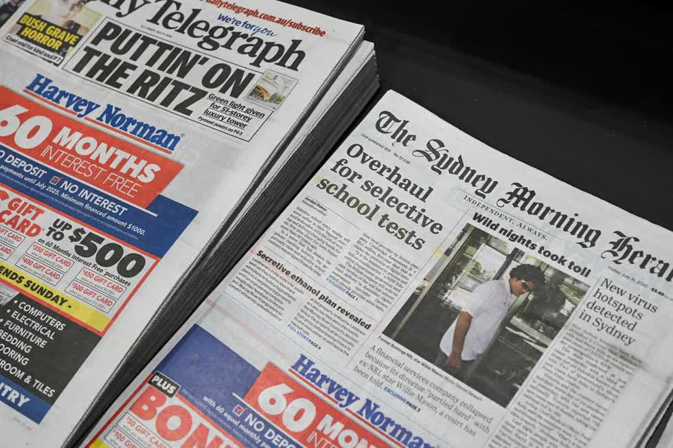 Báo chí được bán tại một cửa hàng ở Sydney, Úc, ngày 31/7. Ảnh: Reuters.