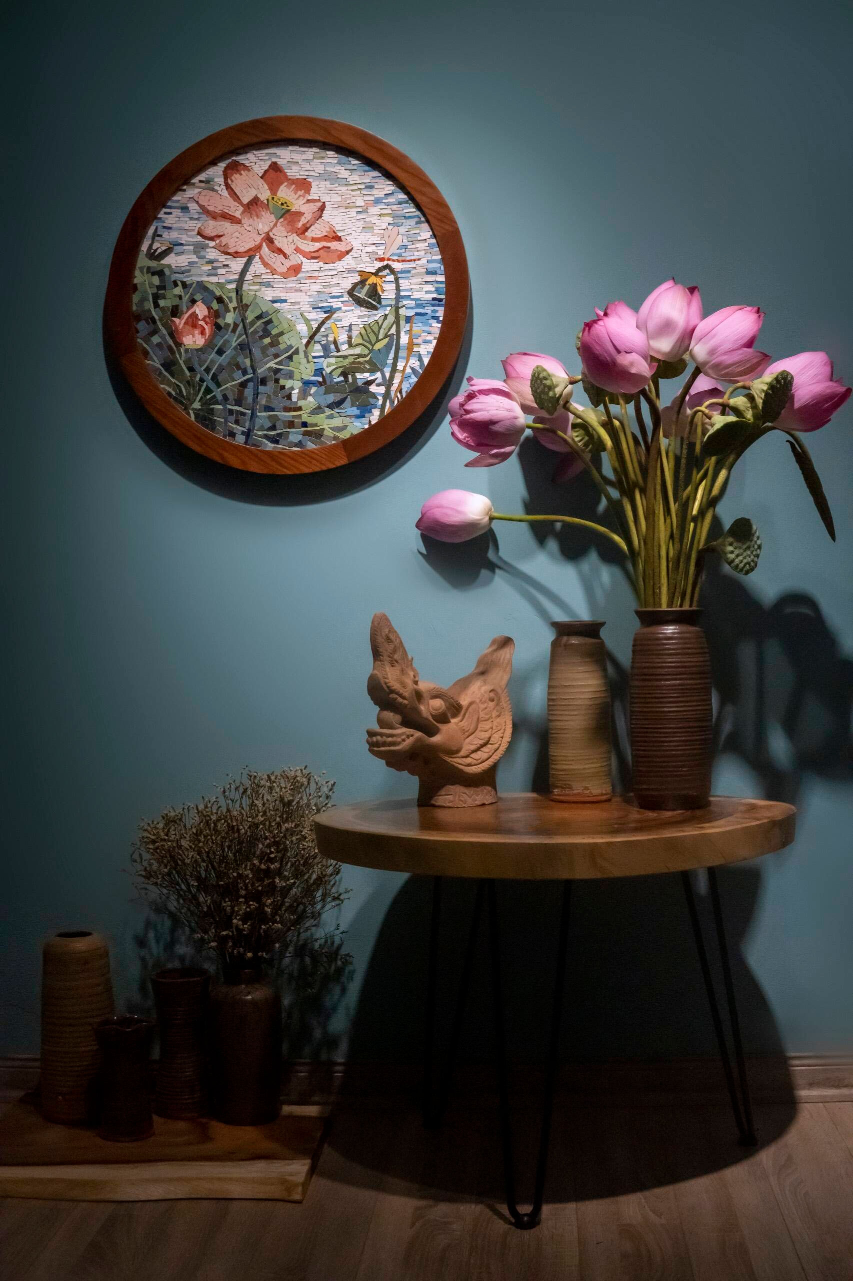 Bức tranh gốm hoa sen mang vẻ đẹp bình dị, gần gũi với văn hóa Việt Nam 