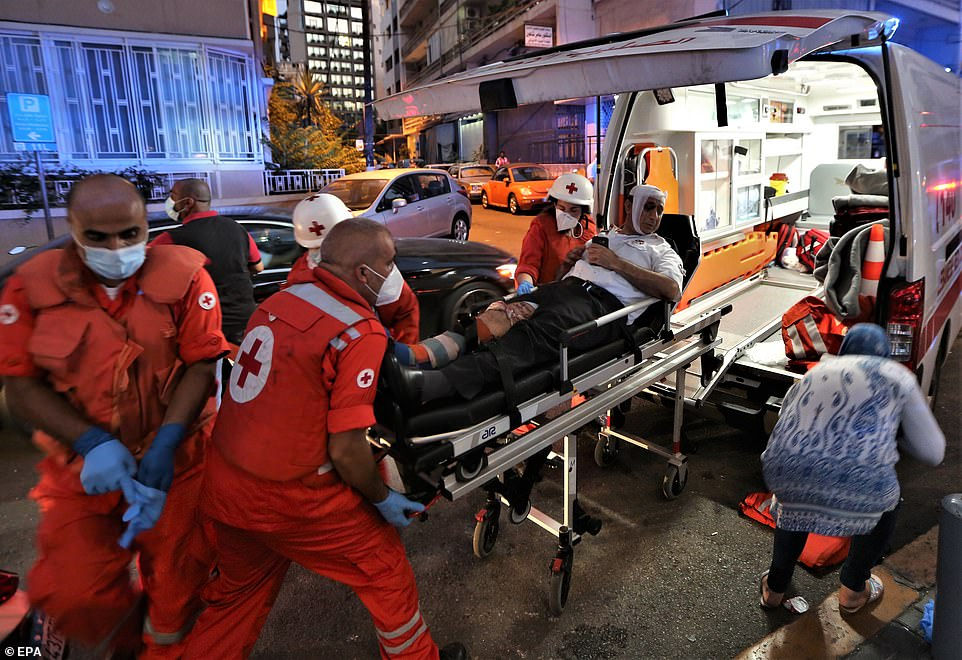   Lực lượng y tế chuyển một người bị thương từ Bệnh viện Najjar sang một bệnh viện khác ở khu vực Al-Hamra, Beirut sau khi một số bệnh viện bị hư hại trong vụ nổ. Ảnh: EPA.  