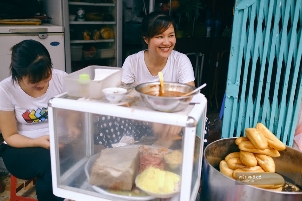 Hàng bánh mì Hà Nội có từ thời bao cấp, mỗi ngày bán 400 chiếc, ngay trung tâm phố cổ nhưng giá chỉ 10 ngàn