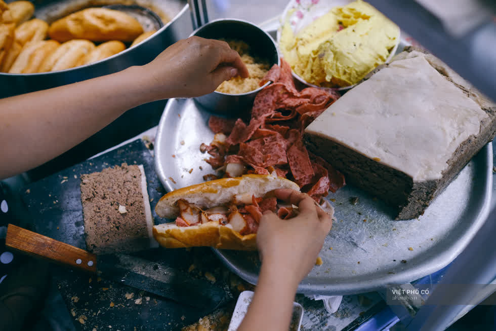 Hàng bánh mì Hà Nội có từ thời bao cấp, mỗi ngày bán 400 chiếc, ngay trung tâm phố cổ nhưng giá chỉ 10 ngàn