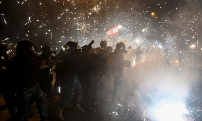 Cảnh sát đụng độ người biểu tình tại Beirut vào tháng 1/2020. Ảnh: AFP.