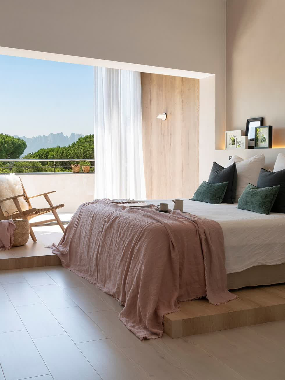   Phòng ngủ tuyệt đẹp theo phong cách Scandinavia, nơi khăn trải giường và gối mang màu sắc.  
