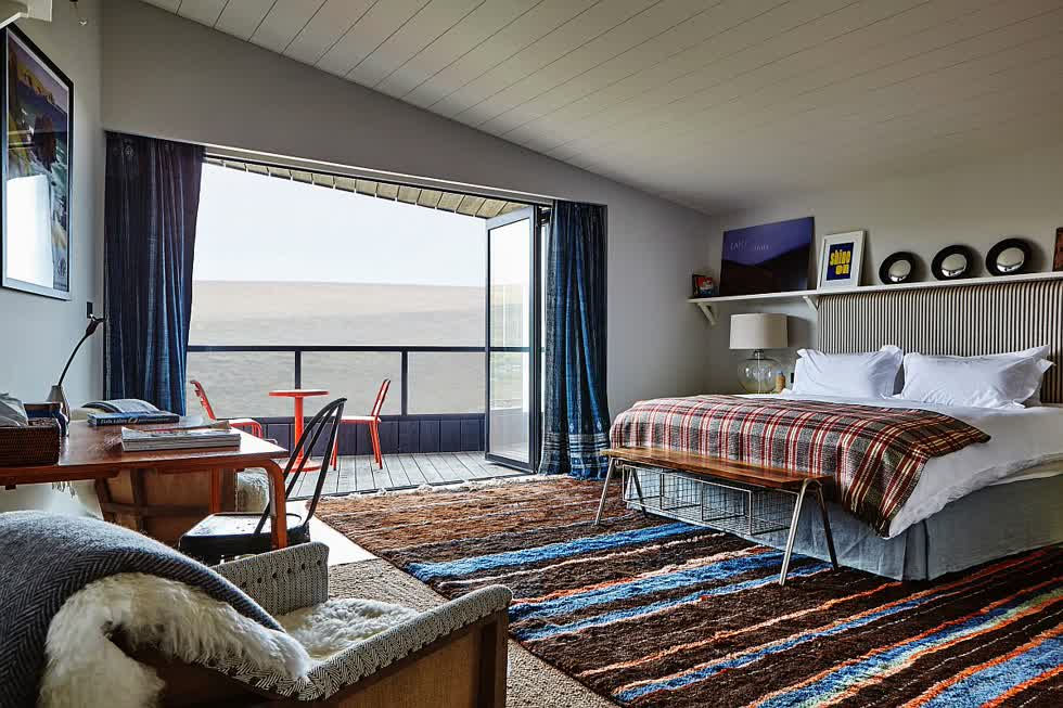   Phòng ngủ trang nhã với tầm nhìn ra đại dương hướng đến sự hiện đại hơn là chiết trung.  