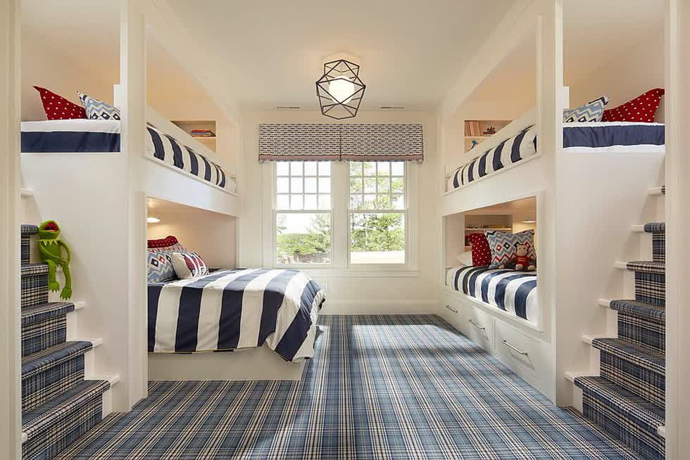 Phòng ngủ giường tầng được bao phủ bởi họa tiết kẻ sọc màu xanh than dịu mắt.