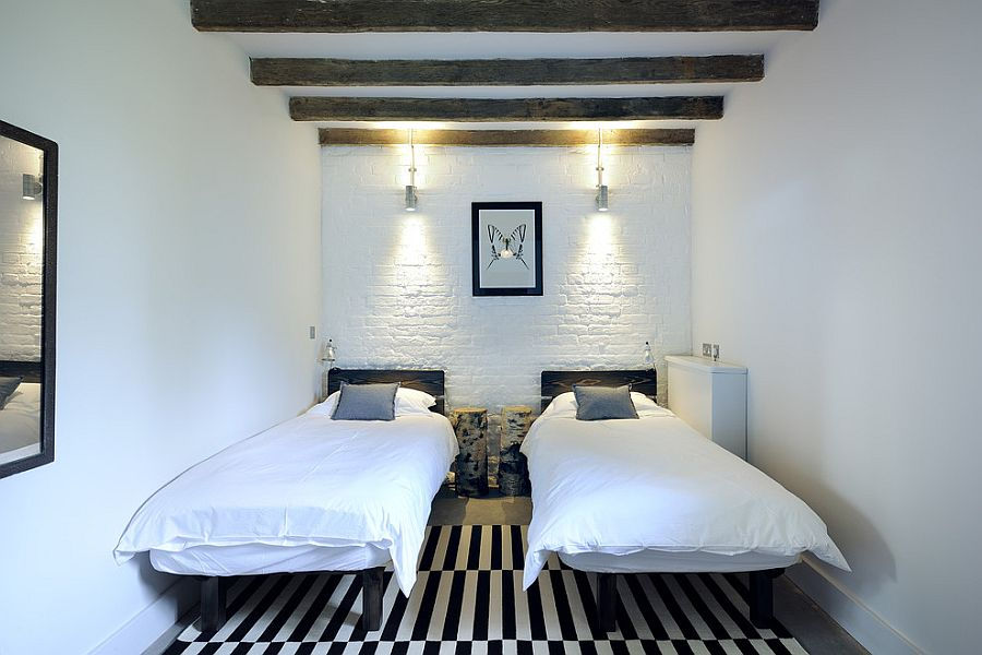   Tường gạch sơn trắng phù hợp với phong cách hiện đại của phòng ngủ nhỏ.  