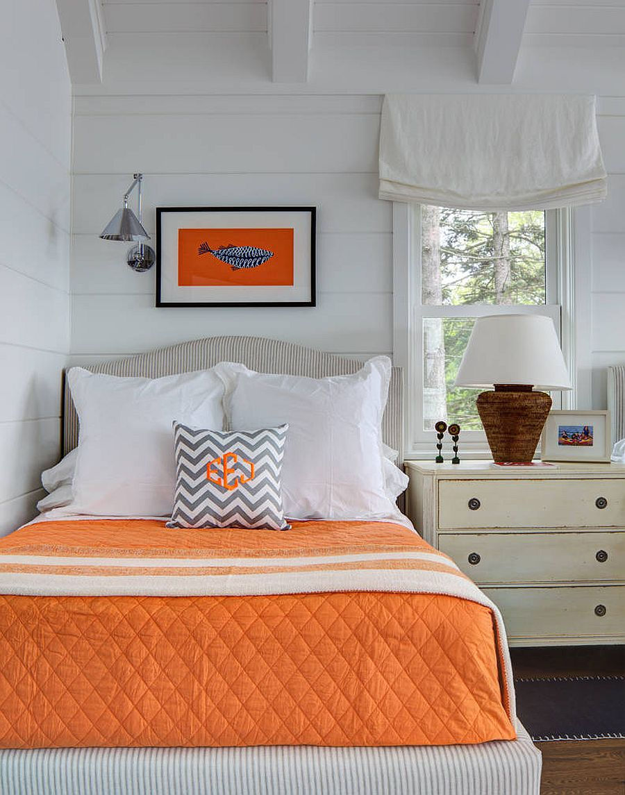   Các điểm nhấn màu cam trong phòng ngủ phong cách ven biển hiện đại được sử dụng một cách sáng tạo, hút mắt.  