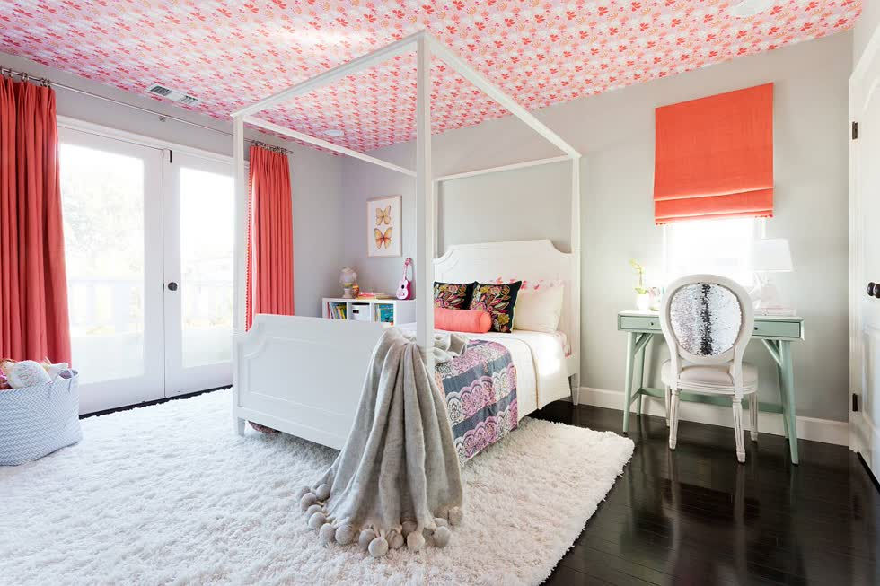   Sắc cam từ rèm cửa kết hợp với giấy dán trần màu hồng mang đến bầu không khí tươi trẻ, tràn đầy sức sống cho phòng ngủ các cô gái.  