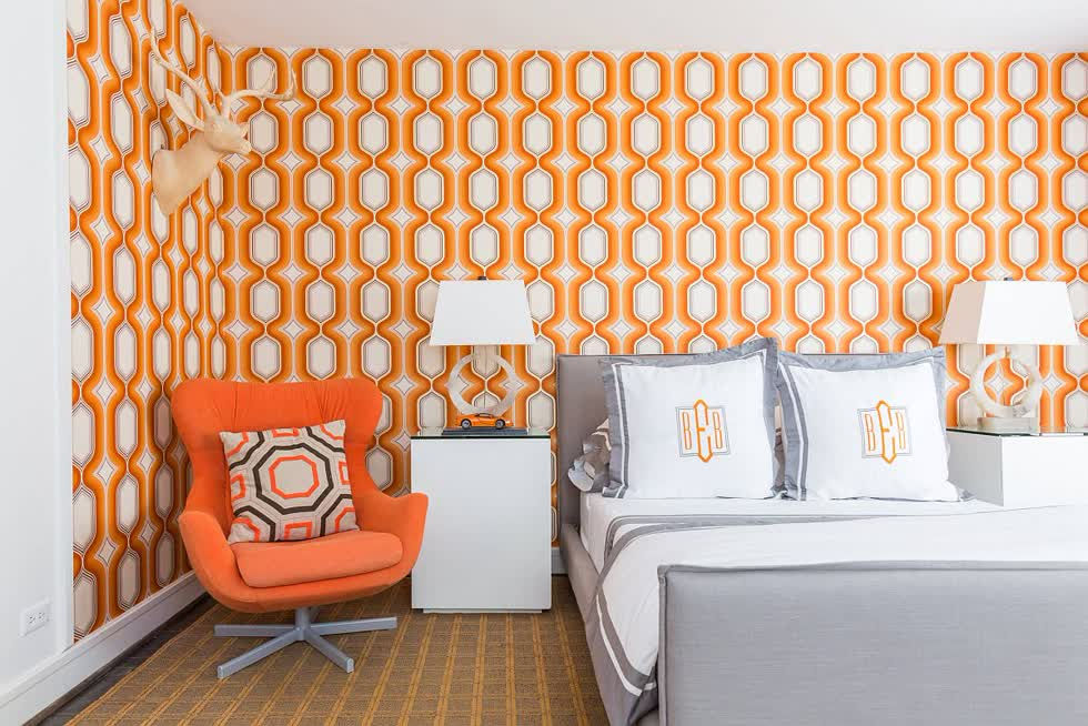   Giấy dán tường và ghế thư giãn sắc cam rực rỡ khiến phòng ngủ mùa thu như bừng sáng.  