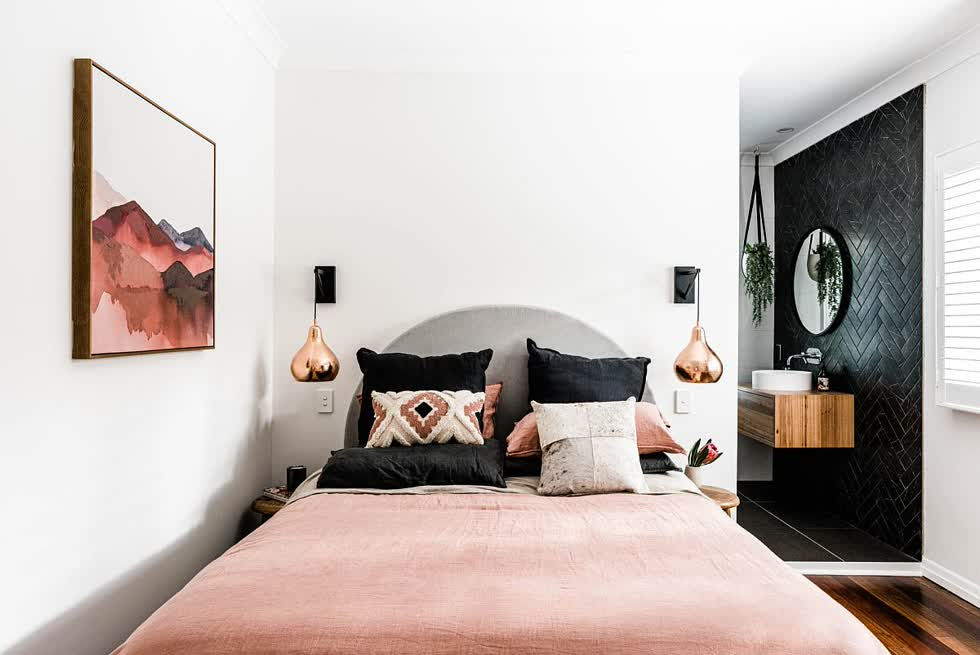   Tranh treo tường cũng thêm màu sắc ấm áp cho phòng ngủ nhỏ theo phong cách Bắc Âu.  
