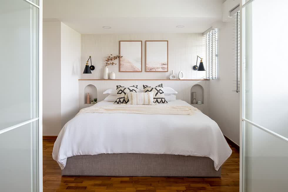   Sàn gỗ cùng với những bức tường trắng tạo ra một phòng ngủ Scandinavia hiện đại tuyệt đẹp.  