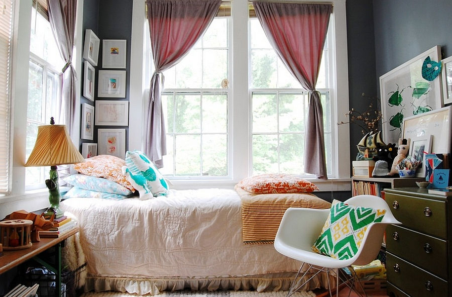 Phòng ngủ mùa thu được bài trí theo phong cách chiết trung hiện đại kết hợp Mid-century, nổi bật với điểm nhấn màu cam từ gối, chăn mỏng và đèn bàn.