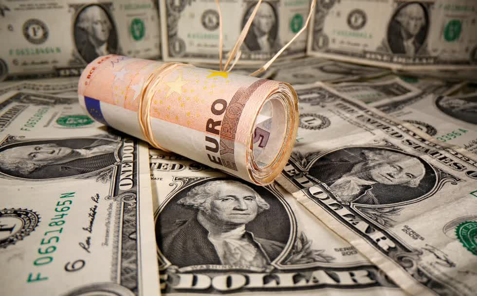 Đây không phải lần đầu tiên đồng USD bị hoài nghi sẽ mất vị thế đồng tiền dự trữ chính của thế giới. Ảnh: Reuters.