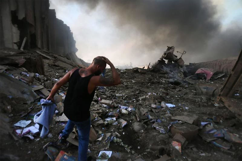 Cảnh đổ nát sau vụ nổ rung chuyển cảng Beirut chiều 4/8. Ảnh: CNN
