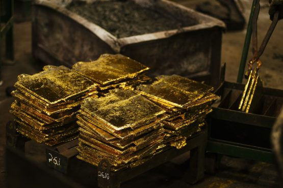 Các chuyên gia nhận định giá kim loại quý có thể vượt ngưỡng 2.100 USD/ounce trong tuần tới. Ảnh: Reuters.