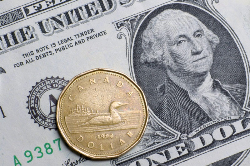 Các gói kích thích nền kinh tế của chính phủ Mỹ đè nặng lên giá đồng USD. Ảnh: Reuters.