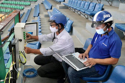   Kỹ sư VNPT Đà Nẵng triển khai dịch vụ viễn thông - công nghệ thông tin tại Bệnh viện dã chiến. Ảnh: VNPT Media  