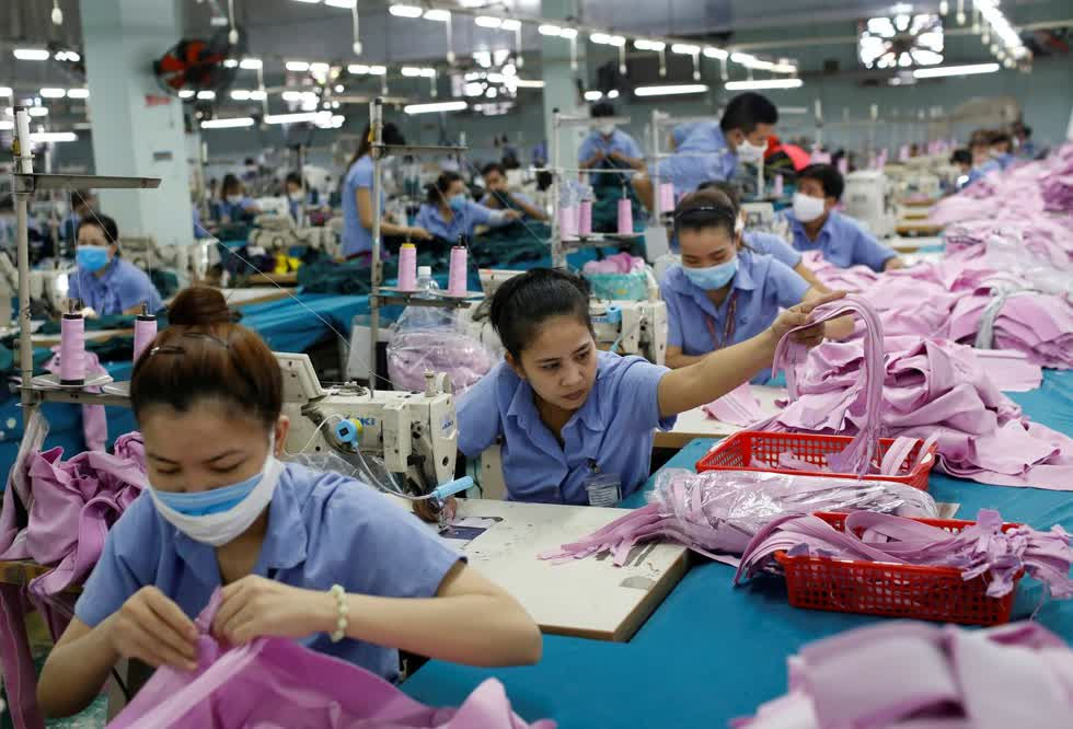 Công nhân làm việc tại một dây chuyền sản xuất may mặc ở TP.HCM. Ảnh: Reuters.