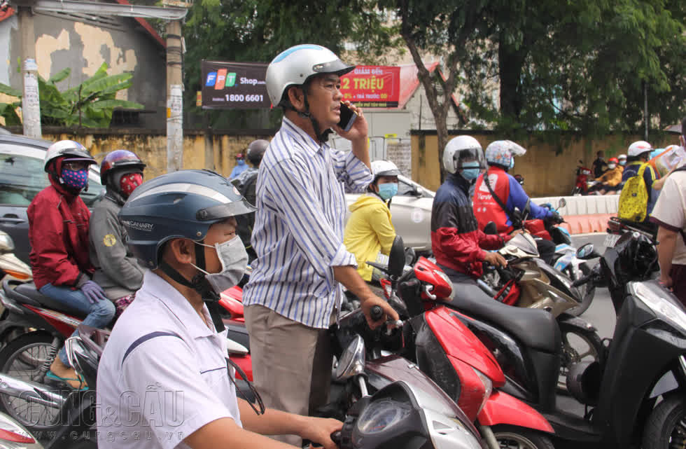  Phụ huynh mong ngóng con ngay sau khi buổi thi hết giờ.