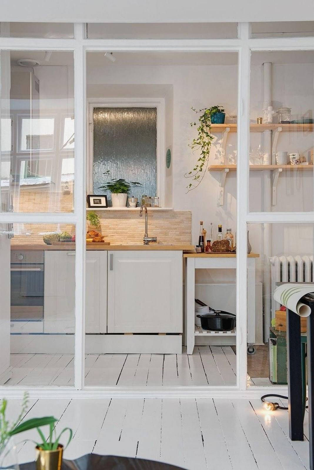 Không gian màu trắng, nâu gỗ nhẹ nhàng giúp căn bếp rộng rãi hơn, tươi sáng hơn. 