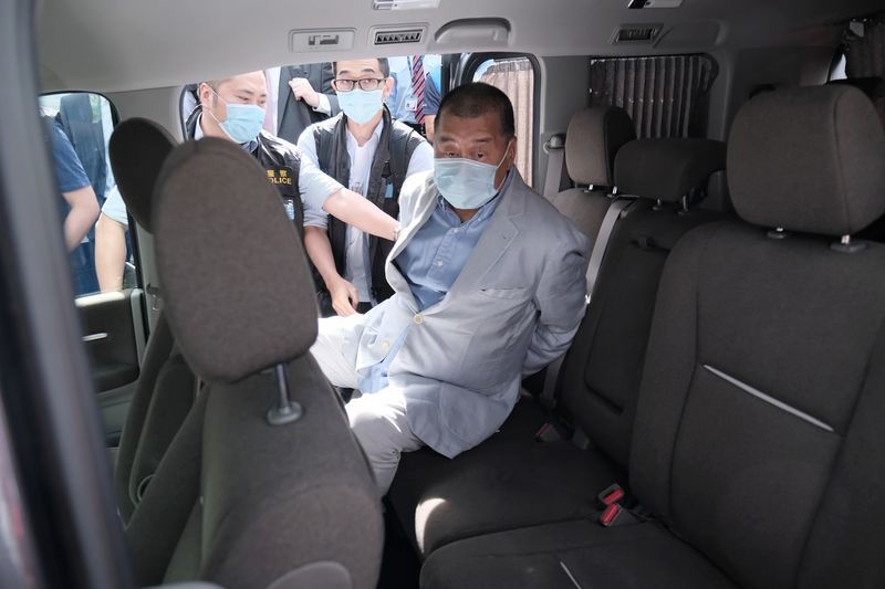 Jimmy Lai lên một chiếc xe khi anh được dẫn đi khỏi nơi ở của mình vào ngày 10 tháng 8. Người chụp ảnh: Paul Yeung/Bloomberg