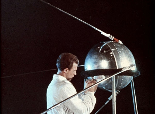Một kỹ thuật viên làm việc trên Sputnik 1, năm 1957. Nguồn ảnh: UIG.