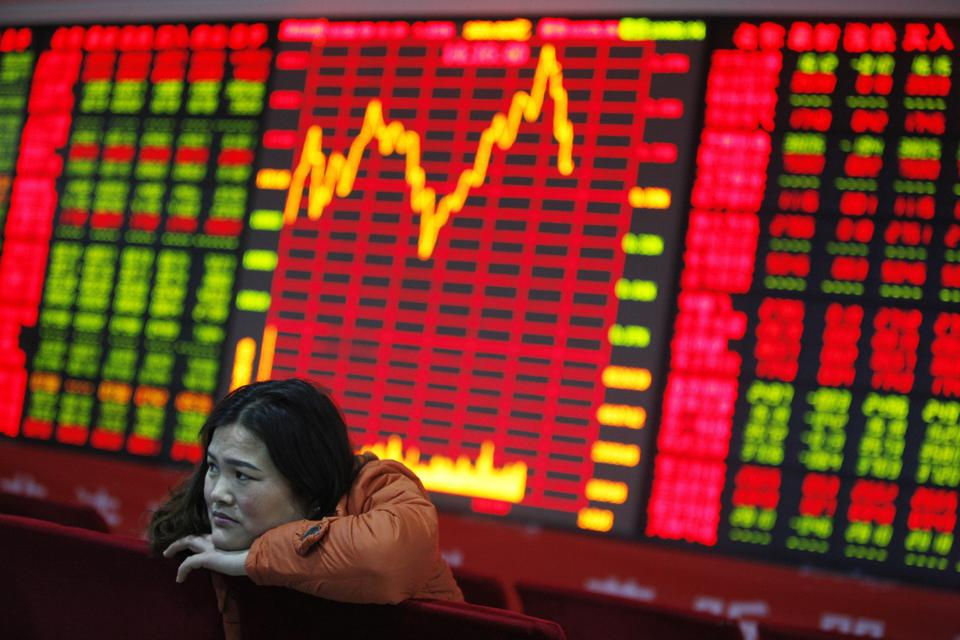 Một nhà đầu tư xem bảng điện trên thị trường chứng khoán ở Hoài Bắc, tỉnh An Huy, miền đông Trung Quốc trên Ngày 20/2/2016. Ảnh Forbes.