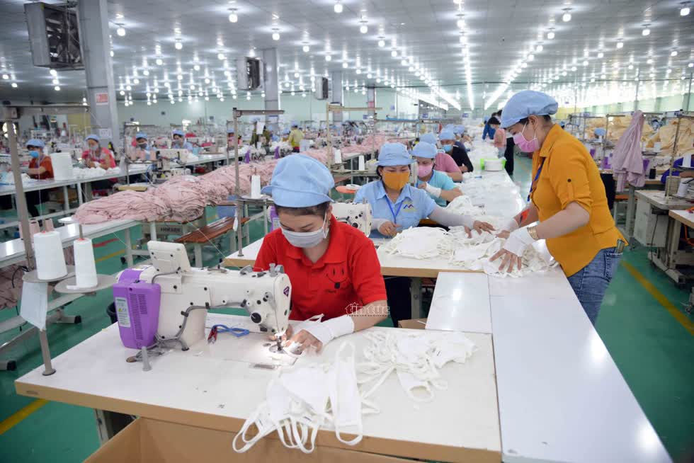 Theo Bộ Công Thương, toàn ngành dệt may Việt Nam có thể sản xuất khoảng 150-200 triệu khẩu trang vải mỗi tháng. Ảnh: Báo Tin Tức - TTXVN