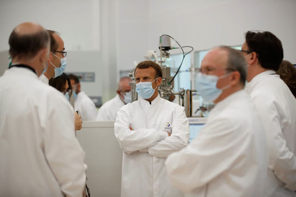   Tổng thống Emmanuel Macron tới thăm đơn vị sản xuất vaccine của nhà sản xuất Sanofi Pasteur. Ảnh: AFP  