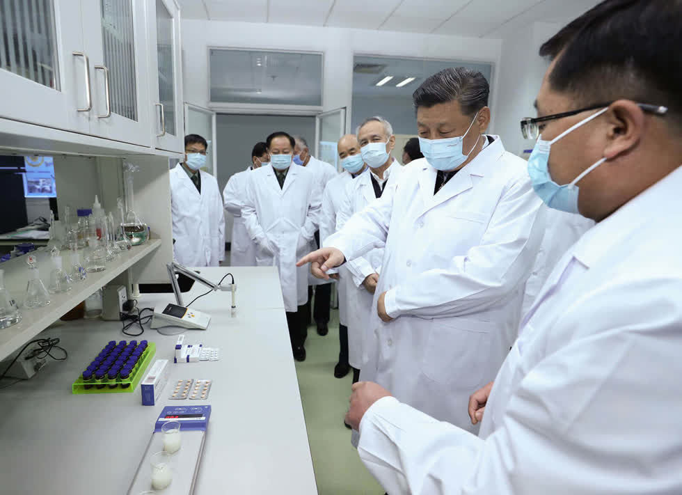   Chủ tịch Trung Quốc Tập Cận Bình đánh giá tiến độ nghiên cứu vaccine  và kháng thể trong chuyến thăm của ông tới Học viện Khoa học Quân y ở Bắc Kinh. Ảnh: Xinhua  