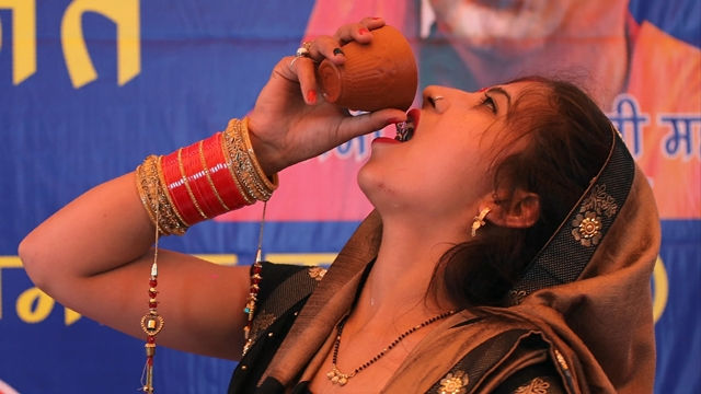 Một phụ nữ Ấn Độ uống nước tiểu bò trong một sự kiện để quảng cáo đây là một phương pháp chữa trị Covid-19 ở New Delhi hồi tháng 3. Ảnh: AP