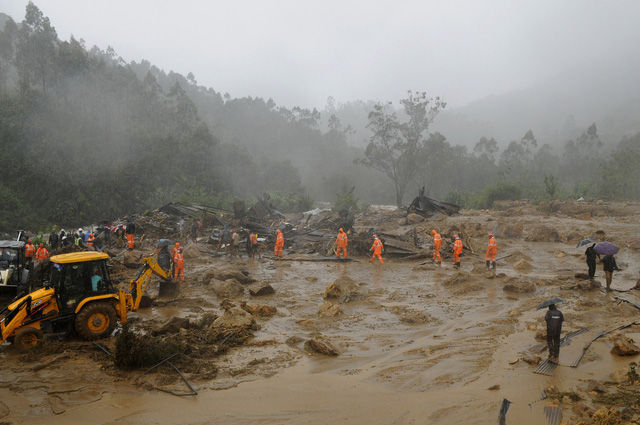 Dòng sông bùn sau những cơn mưa lớn tại Ấn Độ. Ảnh: AP.