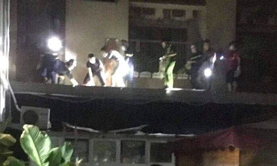 Lực lượng chức năng tại hiện trường xảy ra sự việc nam thanh niên rơi từ tầng 28 chung cư Hà Nội tử vong. Ảnh: Kiến Thức  