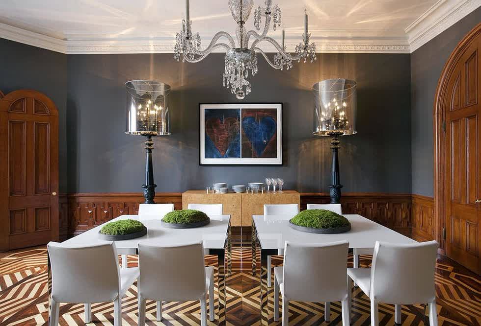 Đồ nội thất và phông nền màu xám đậm tạo thêm phong cách tối giản cho phòng ăn hiện đại rộng rãi này.