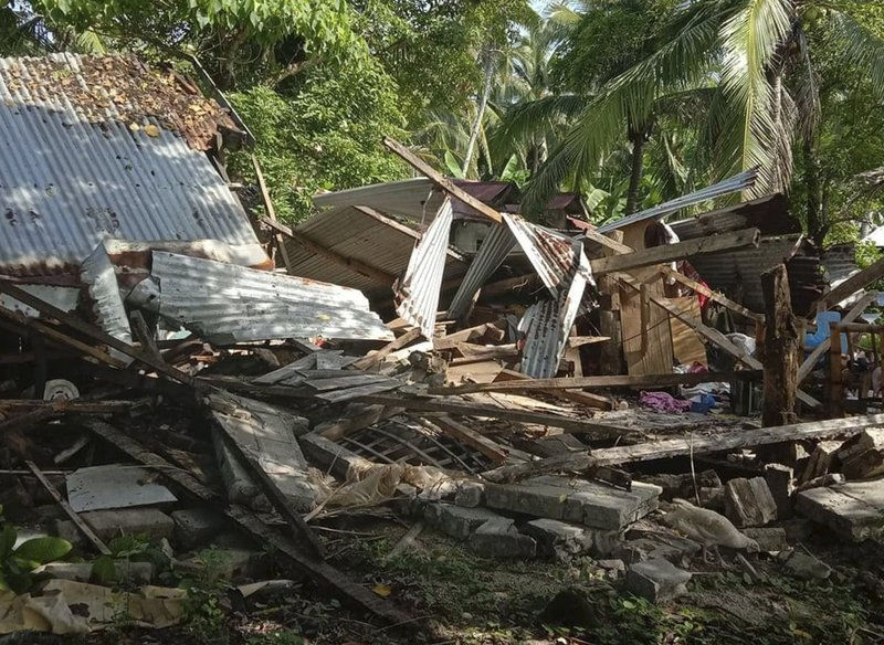   Trong bức ảnh này do Hội Chữ thập đỏ Philippines cung cấp, một ngôi nhà bị sập đổ sau trận động đất xảy ra ở Cataingan, tỉnh Masbate, Philippines vào hôm nay (18/8). Ảnh: AP.  