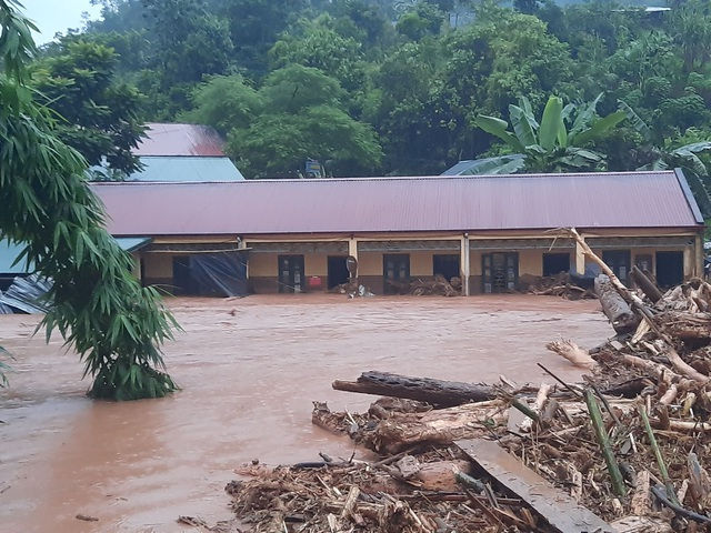Trường tiểu học Nậm Nhừ bị ngập sâu trong nước lũ sáng ngày 17/8. Ảnh: Giáo viên nhà trường cung cấp