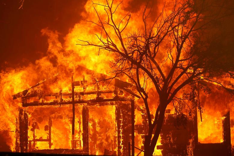   Một ngôi nhà bốc cháy dọc theo Đường Cherry Glen ở ngoại ô Vacaville, California hôm 19/8. Gần 11.000 tia sét đã được ghi nhận trong suốt 72 giờ trong tuần này. Ảnh: Reuters.