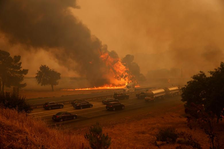 Các phương tiện đậu dọc theo Xa lộ Liên tiểu bang 80 khi ngọn lửa từ đám cháy ở cả hai phía ở ngoại ô Vacaville, California, ngày 19/8. Ảnh: Reuters.