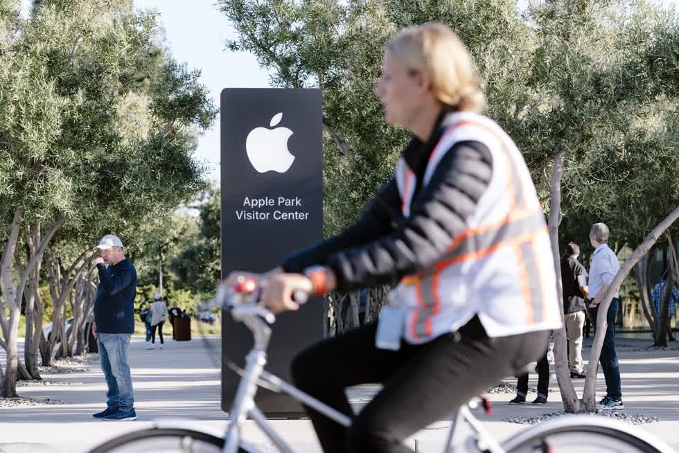   Giống như nhiều gã khổng lồ công nghệ khác, Apple đã đầu tư rất nhiều vào việc xây dựng trụ sở chính tại Thung lũng Silicon để giữ chân nhân viên của mình. Ảnh: Bloomberg    