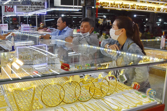Mua bán vàng tại chợ Thiếc (quận 11, TP.HCM). Ảnh: Tấn Thạnh