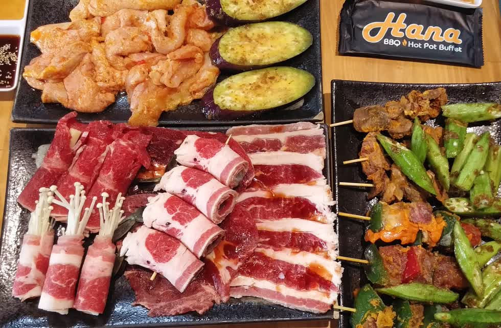 Món ăn ở Hana buffet đa dạng với nhiều loại thịt và hải sản. Nguồn: Facebook Hana Buffet