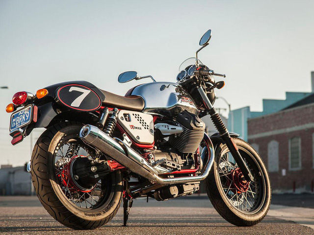  Moto Guzzi V7 Racer mang lại cả vẻ ngoài hoài cổ và hiệu suất hiện đại.