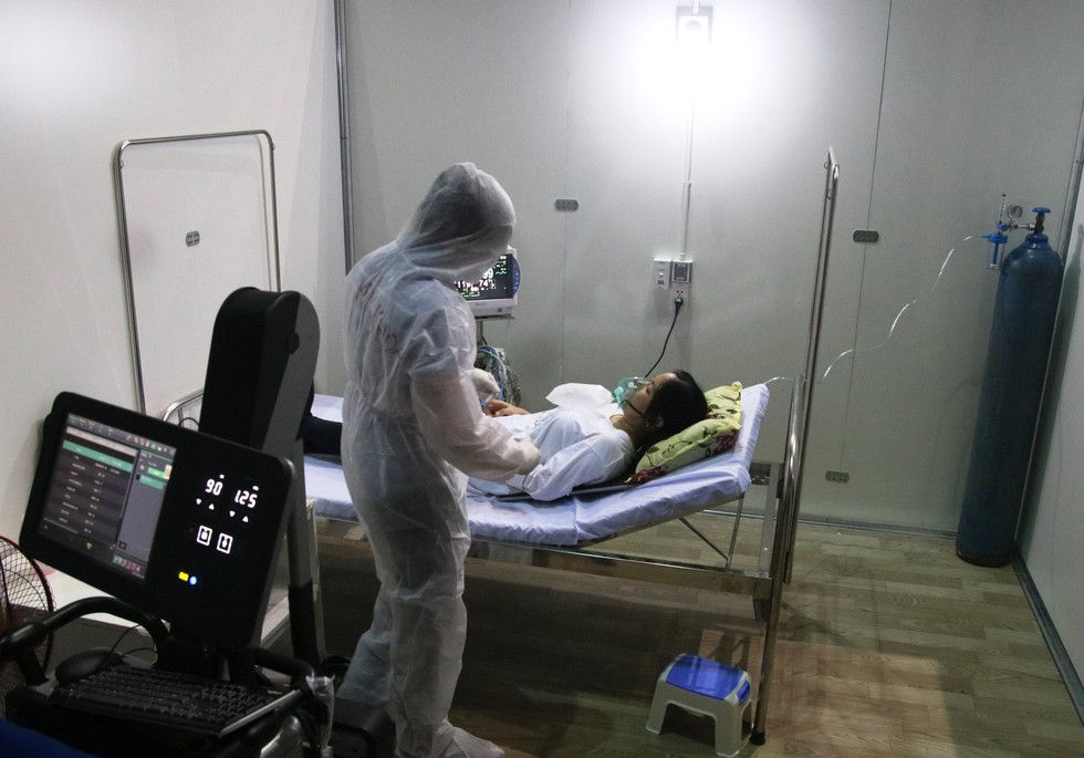 Diễn tập cấp cứu cho bệnh nhân nặng tại Bệnh viện dã chiến Tiên Sơn trước ngày đi vào hoạt động chính thức. Ảnh: Thanh Niên