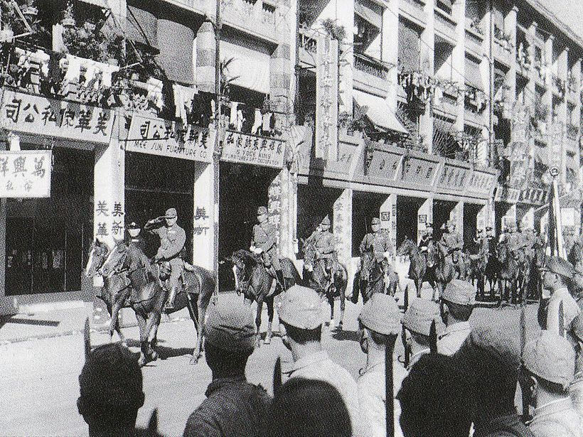 Thống đốc Mark Young trao thuộc địa vương thất của Đế quốc Anh là Hong Kong cho nước Nhật đế quốc vào tháng 12/1941. Ảnh: ThoughtCo